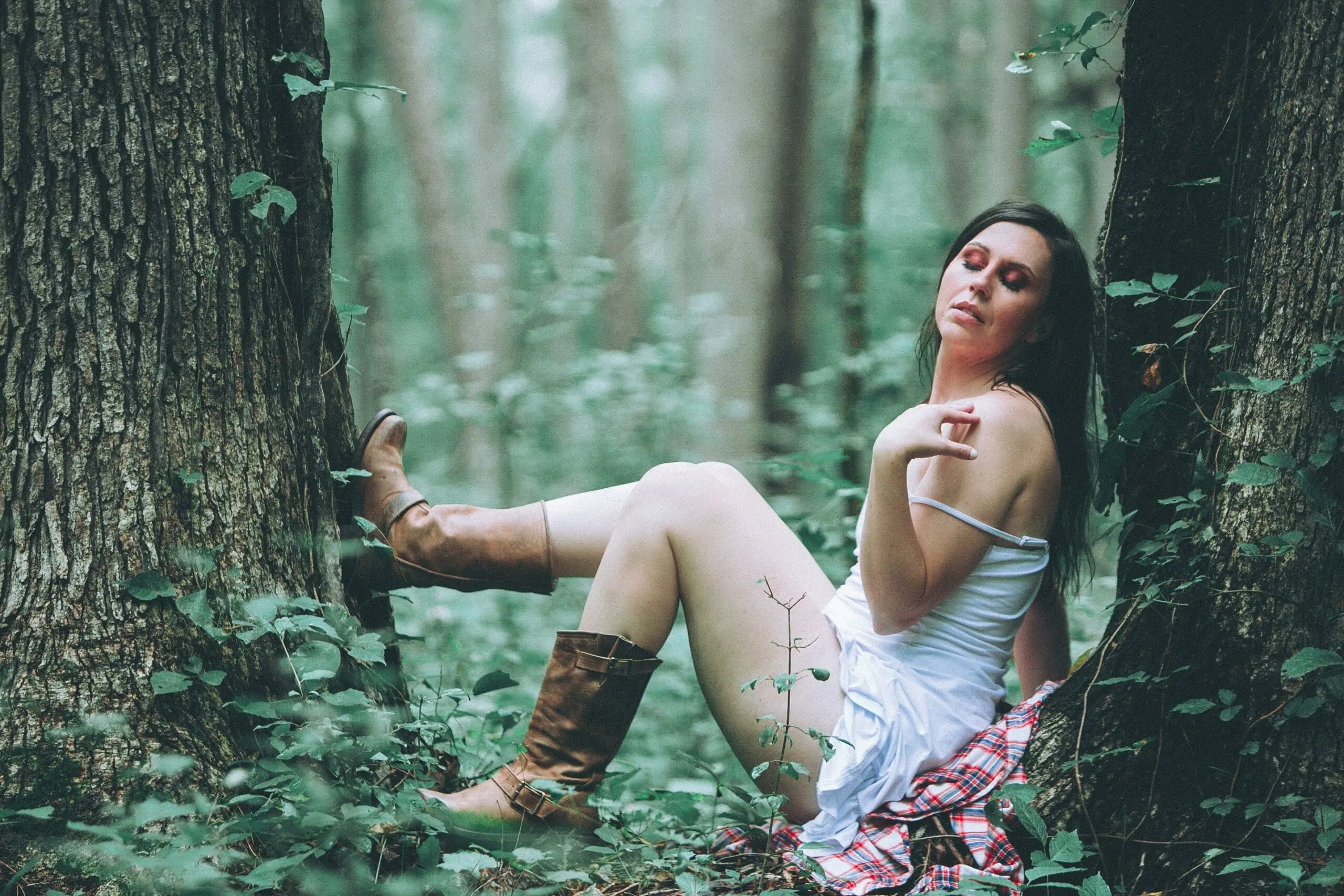 beautiful lady Boudoir picture in the forest
