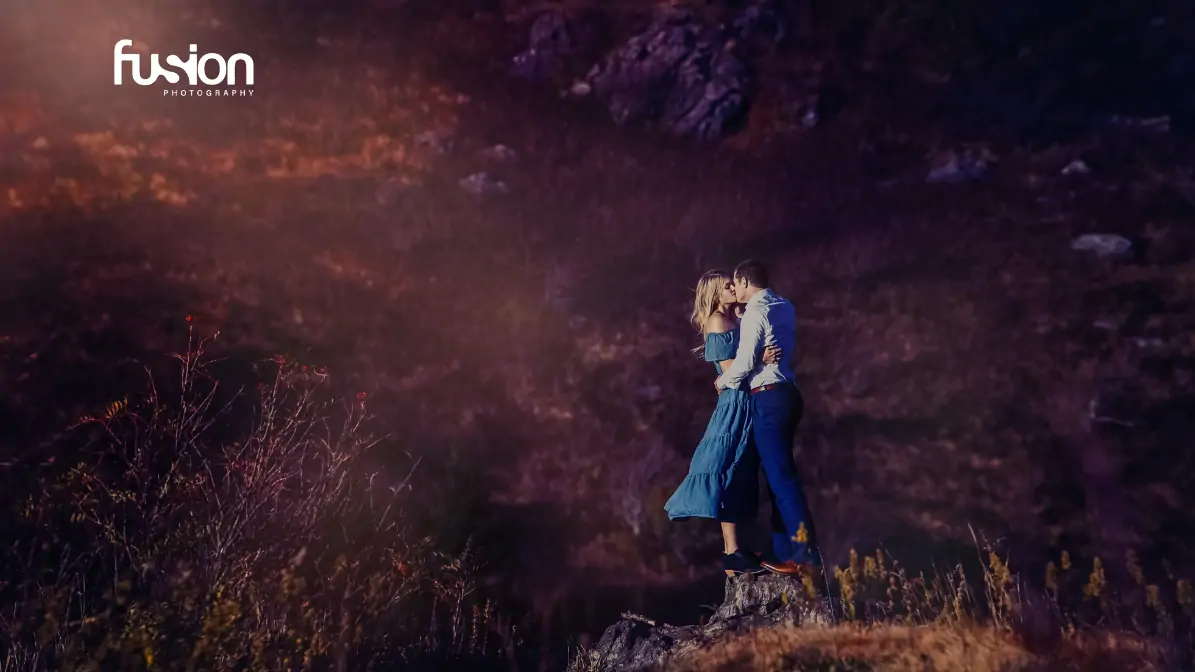 couple kissing pose on mountain